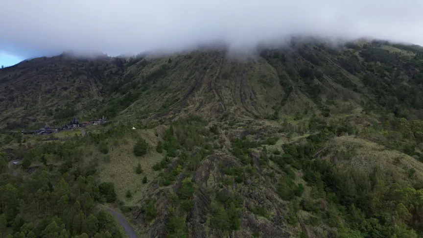 Le mont Batur dans les nuages, vu depuis Kintamani